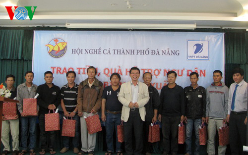 Da Nang city gives assistance to disadvantaged fishermen